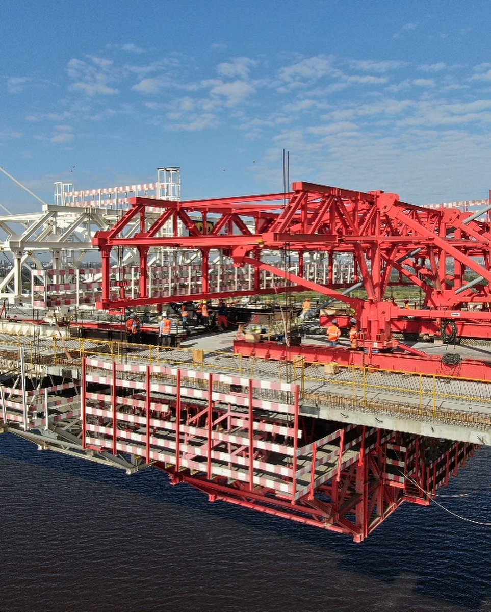 Con la bandera paraguaya al viento como tributo a los Héroes del Chaco este jueves 6 de julio, a las 11.30 se concretó la unión definitiva del Puente HÉROES DEL CHACO. Es un hito que marcará la historia del desarrollo del Paraguay.