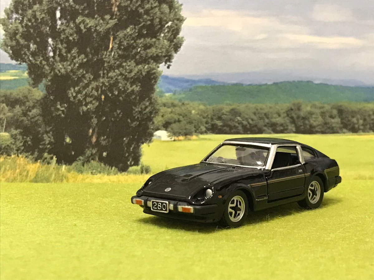 KOU_2772's tweet image. トミカリミテッドのフェアレディ280Z-T

あまりに偉大な初代Zの跡を継いだ2代目Zは、快適性やパワーアップに格段の進歩を遂げながらも、基本がキープコンセプトだった故か、歴代Ｚの中でも語られることが少ない気がします。

昭和末期頃までは普通に走っていましたね😄

#トミカ 
#フェアレディZ
#280Z