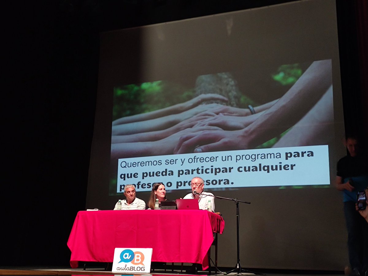 dsobrino's tweet photo. Arrancamos el @aulablog con @Isidro y @LidiaGongal #aulablog https://t.co/IighKoZDlv