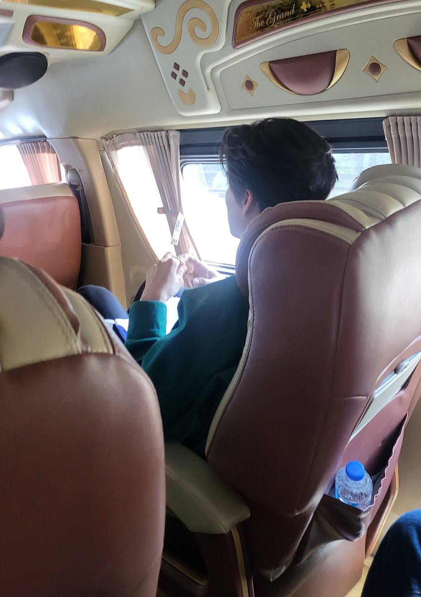 LaOngWhan's tweet photo. สัมผัสได้ทำงานกับน้องเมื่อวานคือ
น้องโตขึ้นมาก ตั้งใจกับงานเปิดตึกนี้มาก
เพราะน้องคือพรีเซ็นเตอร์ตัวนี้เป็นดั่งเจ้าบ้าน
น้องโคตรตั้งใจ ดูได้จากอ่านสคลิปตลอดเวลา ตอนแต่งหน้า ตอนบนรถ ตอนอยู่ในห้องลับ

เรานี่โคตรภูมิ��จในตัวน้อง 
และน้องก็คงภูมิใจในตัวเองมากๆ 💚 https://t.co/5oMvek2eyM