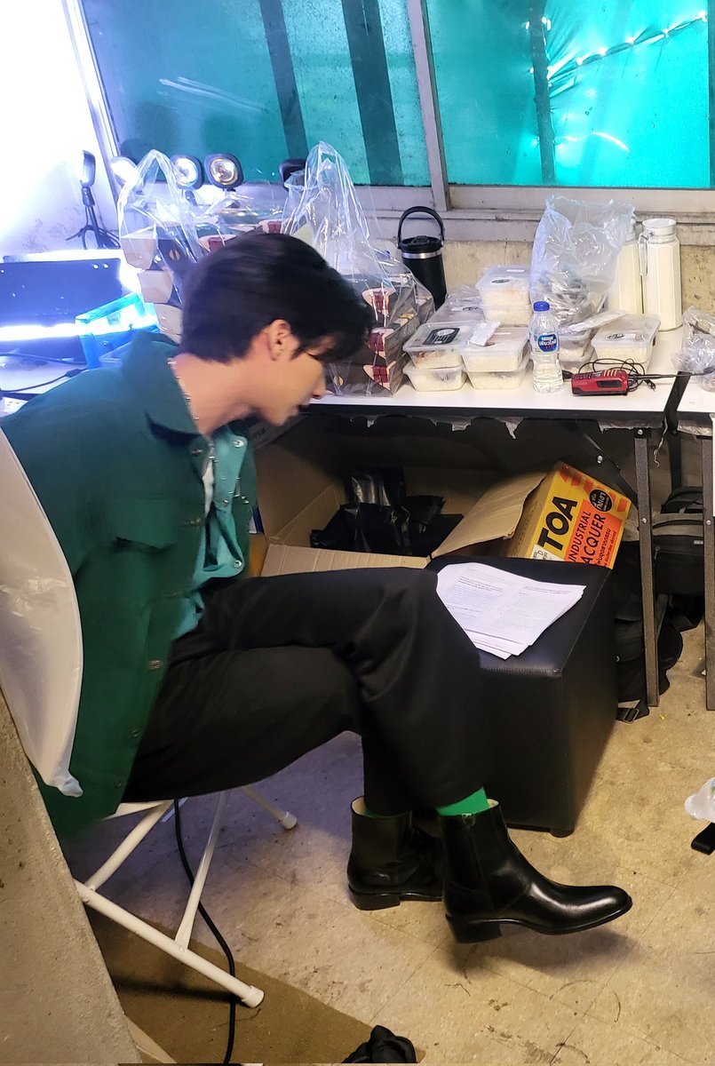 LaOngWhan's tweet photo. สัมผัสได้ทำงานกับน้องเมื่อวานคือ
น้องโตขึ้นมาก ตั้งใจกับงานเปิดตึกนี้มาก
เพราะน้องคือพรีเซ็นเตอร์ตัวนี้เป็นดั่งเจ้าบ้าน
น้องโคตรตั้งใจ ดูได้จากอ่านสคลิปตลอดเวลา ตอนแต่งหน้า ตอนบนรถ ตอนอยู่ในห้องลับ

เรานี่โคตรภูมิ��จในตัวน้อง 
และน้องก็คงภูมิใจในตัวเองมากๆ 💚 https://t.co/5oMvek2eyM