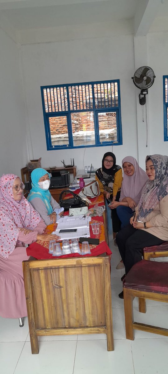 yoha12isna's tweet photo. Tadi pagi pun kita #piketppdb  bareng ya, gaes🥰 gara2 #piket ini kita bs curcol 🤭
#happyday https://t.co/HAzEze74Zk