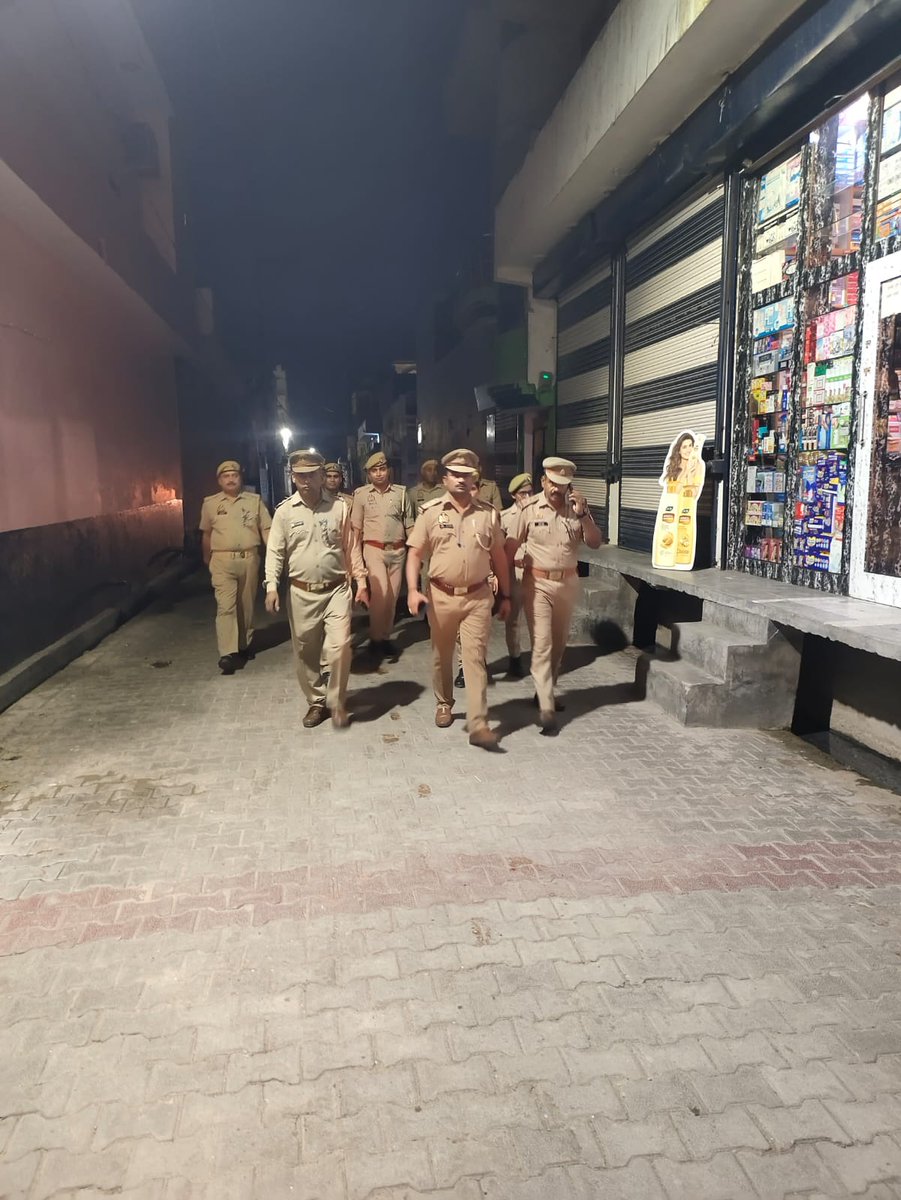 aligarhpolice's tweet photo. #SSP_Aligarh के निर्देशन में #AligarhPolice द्वारा अपराध नियंत्रण, सुरक्षा व्यवस्था, कानून एवं शान्ति व्यवस्था के दृष्टिगत मुख्य बाजारों, चौराहों व मिश्रित आबादी वाले संवेदनशील स्थानों पर पैदल गश्त किया गया।  
#FootPatrolling https://t.co/yMQy4AI5LU