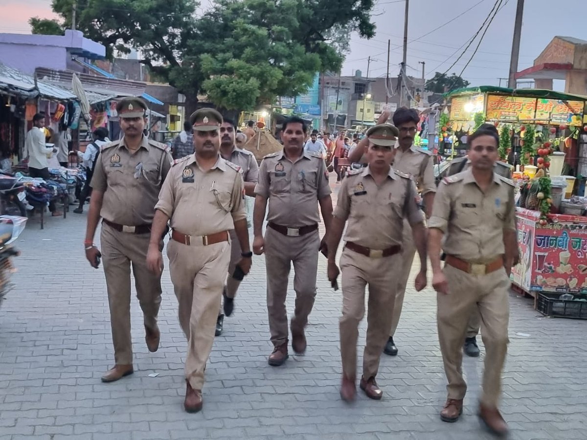 aligarhpolice's tweet photo. #SSP_Aligarh के निर्देशन में #AligarhPolice द्वारा अपराध नियंत्रण, सुरक्षा व्यवस्था, कानून एवं शान्ति व्यवस्था के दृष्टिगत मुख्य बाजारों, चौराहों व मिश्रित आबादी वाले संवेदनशील स्थानों पर पैदल गश्त किया गया।  
#FootPatrolling https://t.co/yMQy4AI5LU