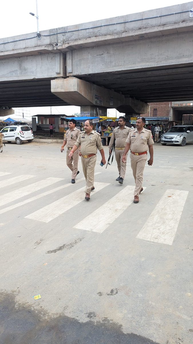 aligarhpolice's tweet photo. #SSP_Aligarh के निर्देशन में #AligarhPolice द्वारा अपराध नियंत्रण, सुरक्षा व्यवस्था, कानून एवं शान्ति व्यवस्था के दृष्टिगत मुख्य बाजारों, चौराहों व मिश्रित आबादी वाले संवेदनशील स्थानों पर पैदल गश्त किया गया।  
#FootPatrolling https://t.co/yMQy4AI5LU