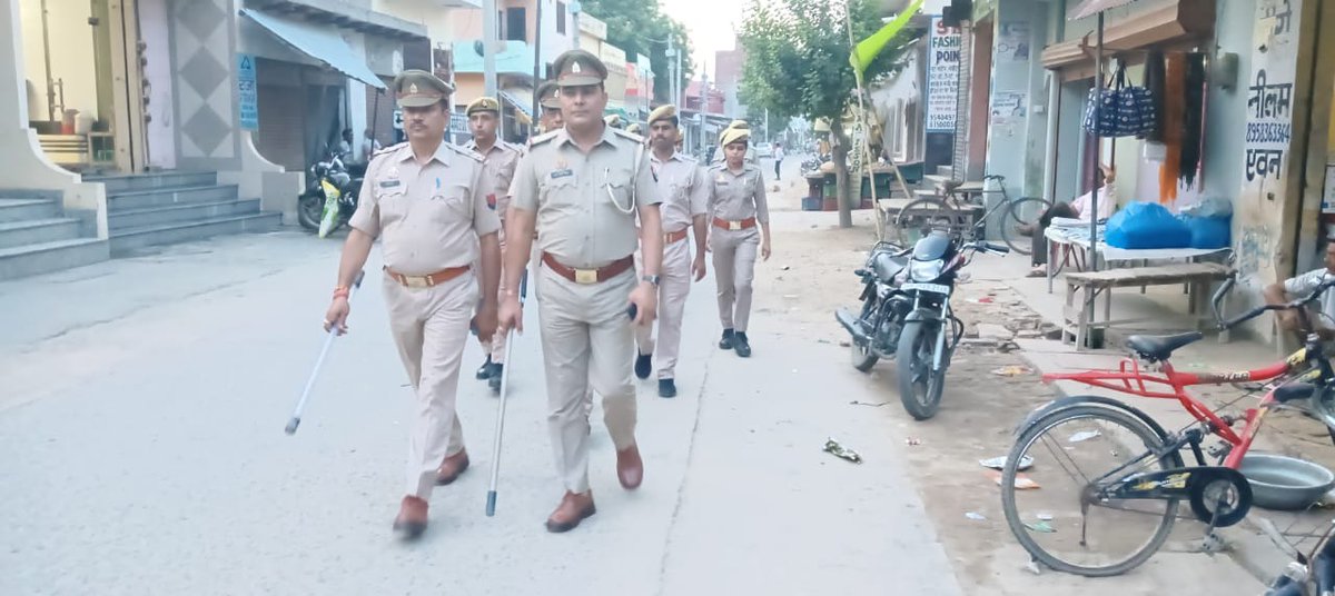 aligarhpolice's tweet photo. #SSP_Aligarh के निर्देशन में #AligarhPolice द्वारा अपराध नियंत्रण, सुरक्षा व्यवस्था, कानून एवं शान्ति व्यवस्था के दृष्टिगत मुख्य बाजारों, चौराहों व मिश्रित आबादी वाले संवेदनशील स्थानों पर पैदल गश्त किया गया।  
#FootPatrolling https://t.co/yMQy4AI5LU