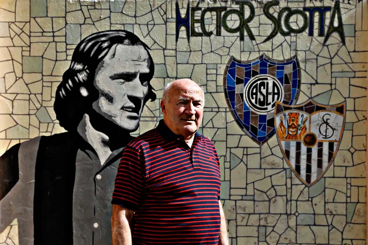 DebateSL's tweet photo. 🗣️💬 • “Vengo de jugar en #SanLorenzo, un ídolo como #Scotta pasó por este club y quedó en la historia. Yo busco afianzarme como lo hizo él, es importante esa historia”.

✍️ Federico #Gattoni, en su presentación como nuevo jugador de #Sevilla (🇪🇸). https://t.co/WPkHDDhblq
