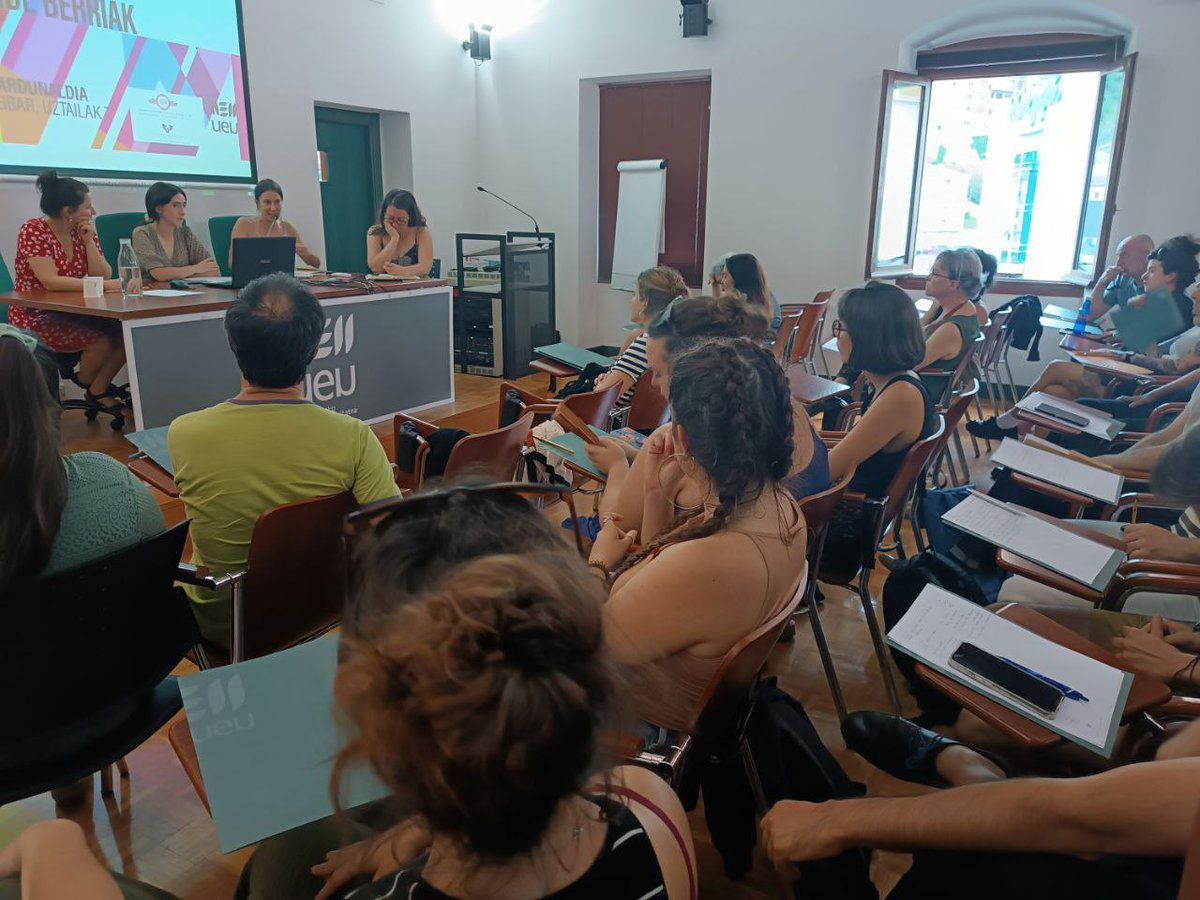 ueu_orokorra's tweet photo. Orain solasaldia egingo dute Aintzane Erkiziak, Garazi Ansak eta Jone Rubiok, Haizea Barcenillak gidatuta.
#UI51 #EuskalArtea #ElkarEkin #Eibar https://t.co/4Te6q2KaES