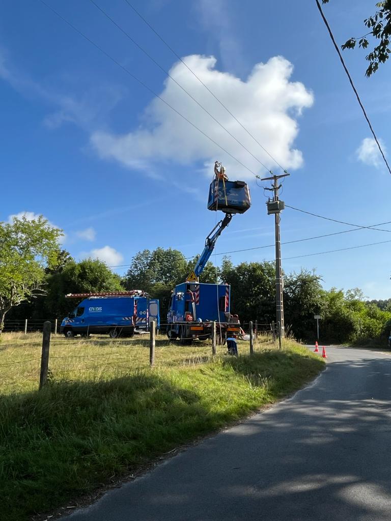 enedis_normand's tweet image. Cette semaine, à #Jumièges, @enedis a rénové et renforcé 8km de réseau 20 000 volts🔧

Une opération d&apos;envergure qui consistait à sécuriser et améliorer la qualité de fourniture en #électricité de 550 clients⚡   

Un investissement de 150 000€, entièrement financé par #enedis !