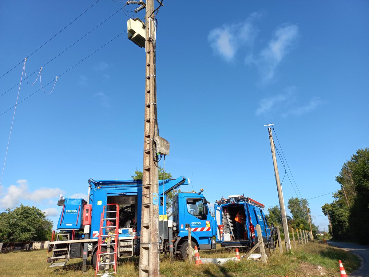 enedis_normand's tweet image. Cette semaine, à #Jumièges, @enedis a rénové et renforcé 8km de réseau 20 000 volts🔧

Une opération d&apos;envergure qui consistait à sécuriser et améliorer la qualité de fourniture en #électricité de 550 clients⚡   

Un investissement de 150 000€, entièrement financé par #enedis !