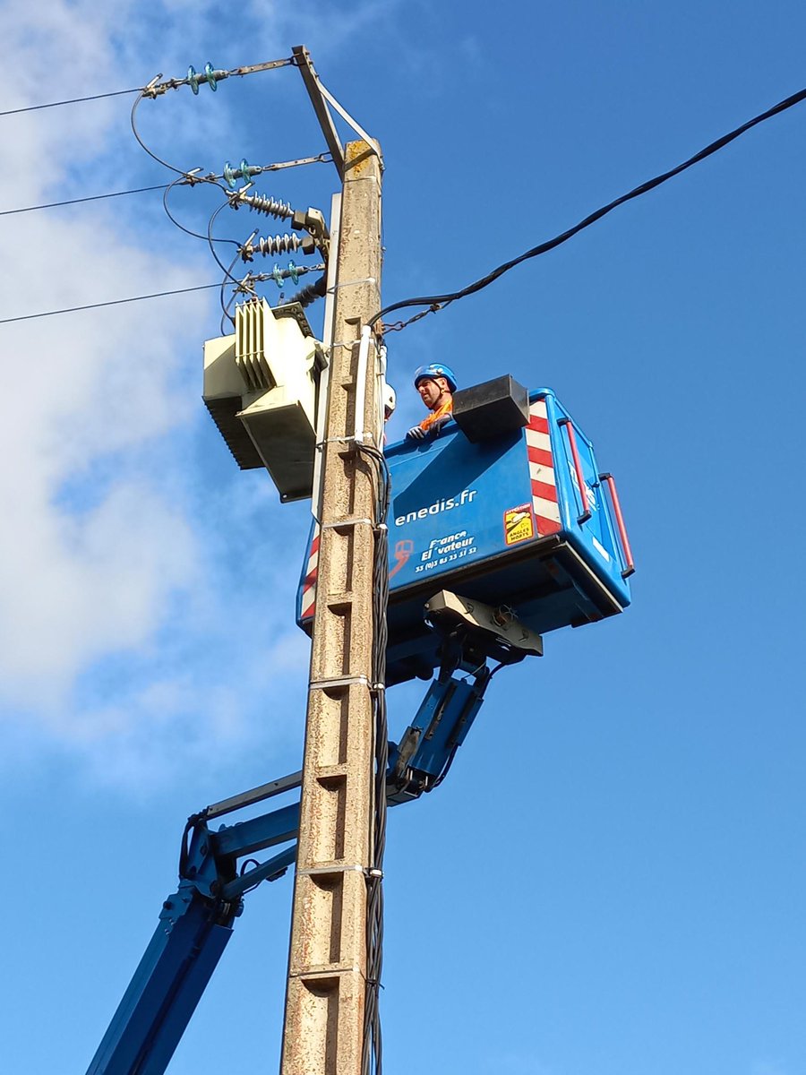 enedis_normand's tweet image. Cette semaine, à #Jumièges, @enedis a rénové et renforcé 8km de réseau 20 000 volts🔧

Une opération d&apos;envergure qui consistait à sécuriser et améliorer la qualité de fourniture en #électricité de 550 clients⚡   

Un investissement de 150 000€, entièrement financé par #enedis !