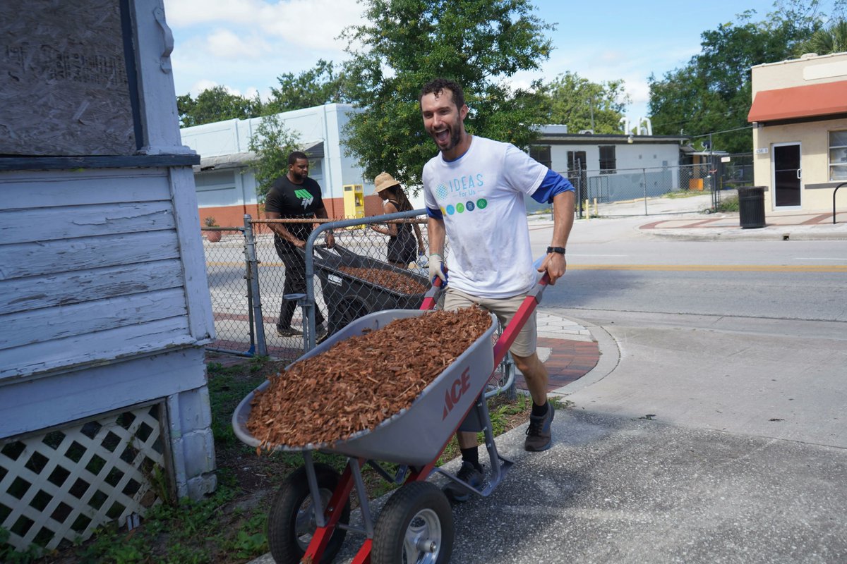 IDEAStweetsUs's tweet photo. #Communitygardens are not just about growing flowers & veg; they play a significant role in #sequestering #carbon, promoting #foodsovereignty, & reducing #foodmiles. 🌱🚦 https://t.co/lrnHNi53LH
#ecofriendlylandscape #ediblelandscaping #urbangarden #homestead #biodiversity #fl https://t.co/myKTzrA3qr