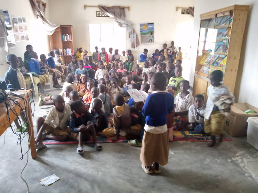 YouthNgororero's tweet photo. 🖼️Biri kuba 🖼️

Mu Isomero rya @YEGO_Ngororero urubyiruko ruri gufasha abana mu gusoma neza
Muri gahunda #MBASOMERENISOMERA

@MiniYouthRwanda @jnabdallah @SolangeTetero  @RwandaYouth @RwandaWest  @habi https://t.co/nrX8Qxj23Z