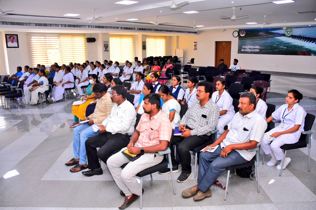 Collector_RSL's tweet photo. ప్రభుత్వ ఆసుపత్రులపై నమ్మకం పెంచేందుకు ఆసుపత్రులకు వచ్చే గర్భిణీ స్త్రీల కోసం మెటర్నిటీ సర్వీస్ ఎక్జిక్యూటివ్ గా హెల్త్ సూపర్ వైజర్లకు బాధ్యతలు అప్పగించడం,తదితర అంశాలపై వైద్య శాఖ అధికారులతో సమీక్ష నిర్వహించిన దృశ్యం.

@TelanganaCMO @KTRBRS @BRSHarish https://t.co/Xpot8QBsRm