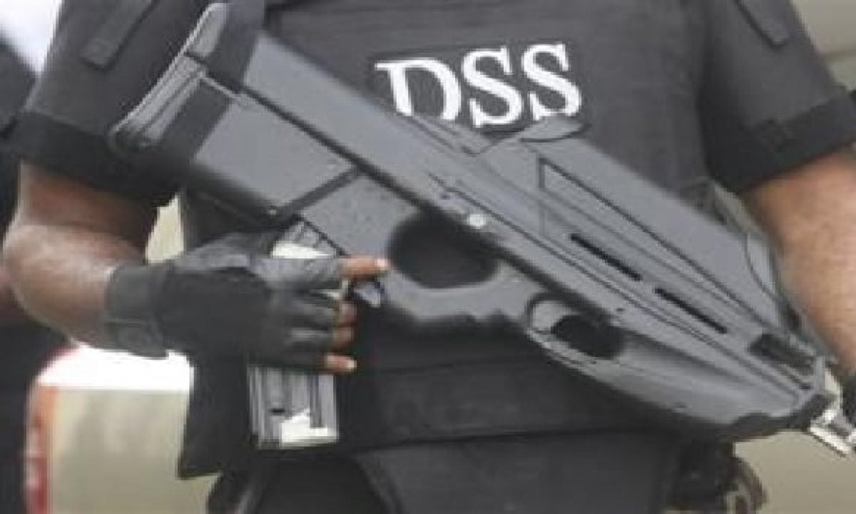 SaharaReporters's tweet photo. EXCLUSIVE: Secret Police, DSS Carts Away Files Implicating President Tinubu, Close Aides From Offices Of Anti-Corruption Bodies, CCB, ICPC | Sahara Reporters https://t.co/NalseNeiqd https://t.co/DjGpo0eEYf