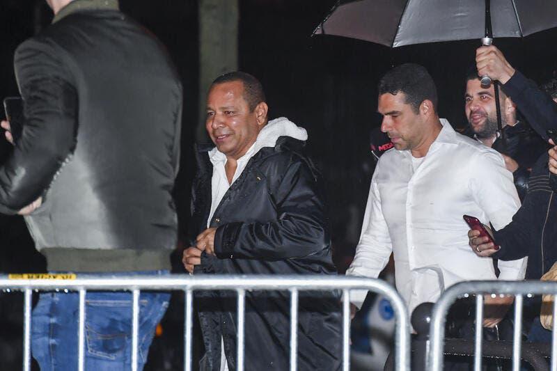 Football__leads's tweet photo. Le père de Neymar montre les crocs devant les clubs français - #news #football - suivre l'actu en temps réel :  https://t.co/0zry91ONCA https://t.co/JobsVeeKax