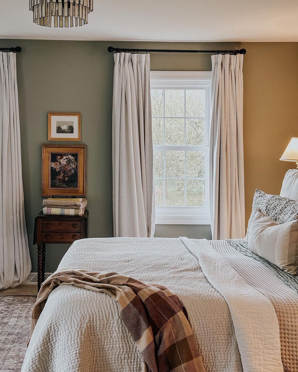 arttoframes's tweet image. Looking for bedroom decor inspiration? Look no further! Check out this captivating photo by @FloraAndFont featuring our gold frames🖼️ Explore ArtToFrames.com to find the perfect frames and create a space that reflects your personal style. ✨ #bedroomdecor #goldframes