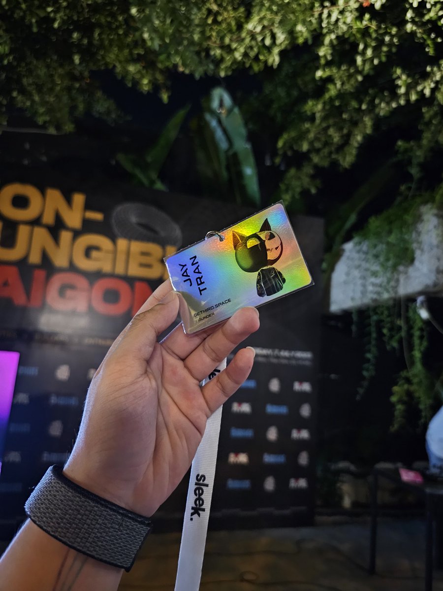 justjaytran's tweet photo. Finally got my own NFT business card
@Sleekcard
#MaxClowder #SoSleek https://t.co/EFxQ8nQgO0