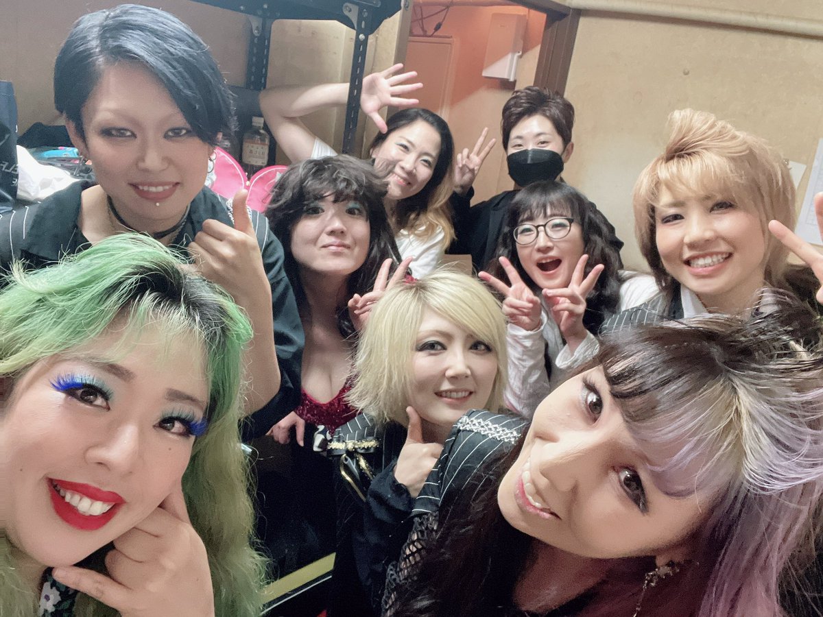 TheBubblies's tweet photo. ザ・バブリーズpresents魅惑のロマンナイトvol.3ご来場、ご視聴ありがとうございました😊
しゃべらなければイイオンナとのツーマンいかがでしたか？🥰
配信もまだ視聴出来る��で是非観てくださいネ！
またこのツーマンもやりたいナ！💋 https://t.co/sgmwGGqavB