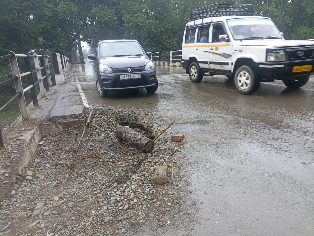 kasonnet's tweet photo. This is Chandrigam Bridge constructed by the R&amp;B department a few years ago  on Awantipora  Tral  Road via Dadasara. 
Requesting  @dcpulwama to direct the concerned dept for immediate repairs. 
@JKgrievance
@diprjk 
@nitin_gadkari 
@manojsinha_ 
@OfficeOfLGJandK https://t.co/McCpLPO6XC