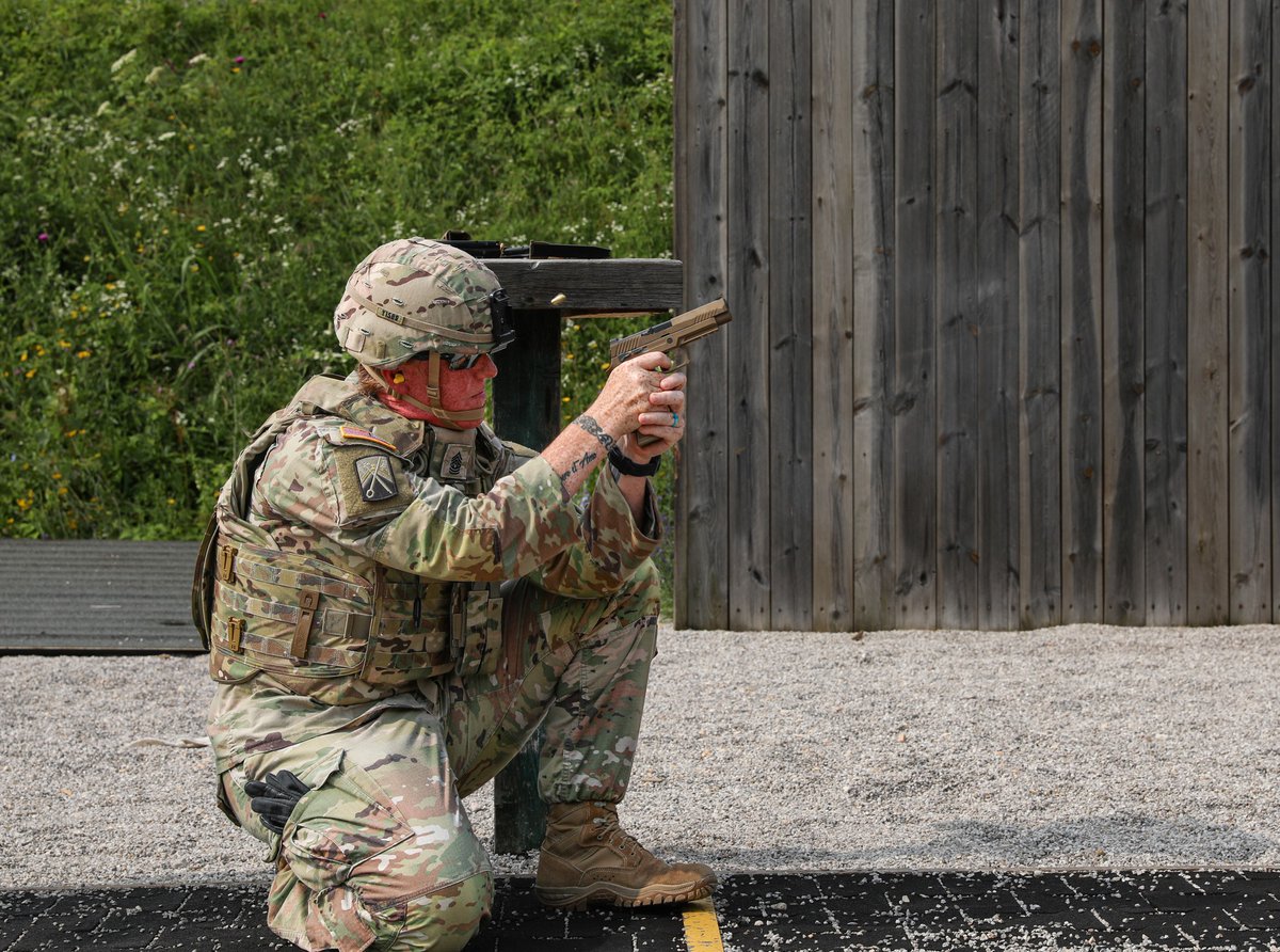 USArmySATX's tweet photo. Train. Fight. Win. 📷
Soldiers assigned to the  qualified on M-4 carbines and M17 pistols, reinforcing their preparedness for any mission.

📷 U.S. Army photos by 1st Lt. Katherine Sibilla. https://t.co/hGfiYPTuyV