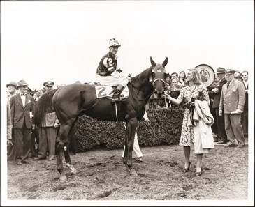 ASSAULT🇺🇸1943
(BOLD VENTURE  - IGUAL BY EQUIPOISE)
#Assault
B/O Robert Kleberg Jr. (Tx)Mar 26, 1943
T/ Max Hirsch
42-18-6-7---$675,470
1946 Champion 🏆 3yo Colt and Horse of the year, triple crown winner 👑👑👑.
Flash S, Kentucky Derby, Preakness S, Belmont S, Dwyer S,