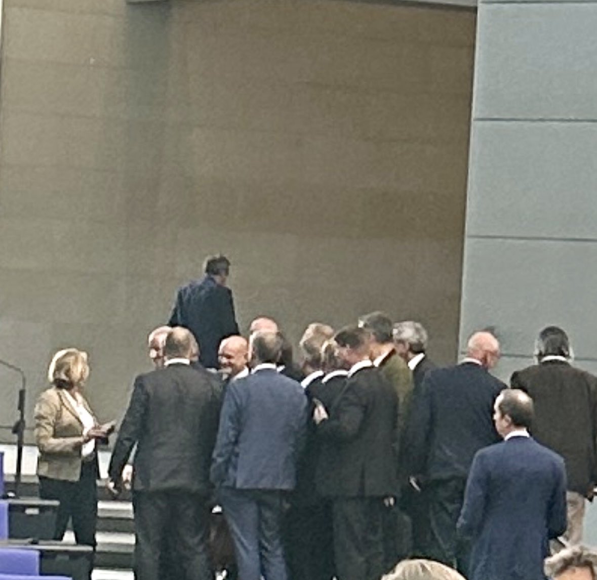fiedelseb's tweet photo. Wie höhlt man den Parlamentarismus aus?  AfD so: 1. Die Beschlussfähigkeit anzweifeln. 2. Hammelsprung 3. Nicht an der Zählung teilnehmen 4. NACH der Zählung für die Fotos durch die Seitentür reinkommen. 5. BeschlussUNfähigkeit mit großer Mannschaftsstärke mit Selfie feiern 🤢🤮 https://t.co/OwlAh44OX5
