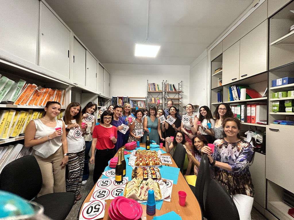 DILITIHRome's tweet photo. Tanti auguri a Chiara per il suo compleanno! ❤️🎂🎉 

Ha iniziato a lavorare alla Dilit nel 2002 e da allora entra in classe sempre con lo stesso sorriso. 

Un bacione da tutti noi. 😘 https://t.co/UBhcR6rMu3