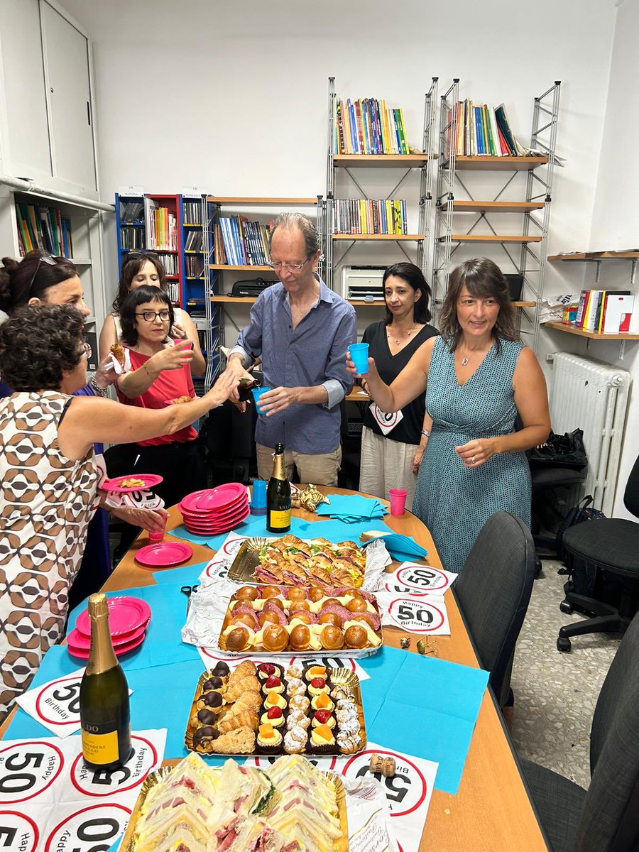 DILITIHRome's tweet photo. Tanti auguri a Chiara per il suo compleanno! ❤️🎂🎉 

Ha iniziato a lavorare alla Dilit nel 2002 e da allora entra in classe sempre con lo stesso sorriso. 

Un bacione da tutti noi. 😘 https://t.co/UBhcR6rMu3