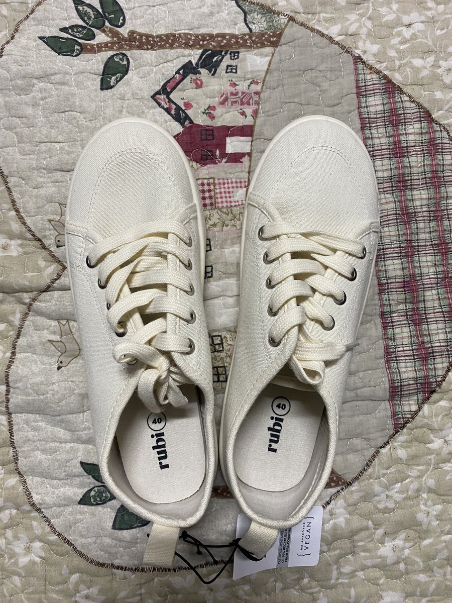 fieyshr's tweet photo. hai! i ada beli kasut rubi tapi tersalah pilih size 40 so i nak jual balik. condition 10/10 , takpernah pakai lagi sebab baru sampai tadi kat i harini 7/7/2023. original price rm63 but i jual rm60 je so sesiapa berminat boleh pm i okiess 😙 https://t.co/Nygdp1tng0