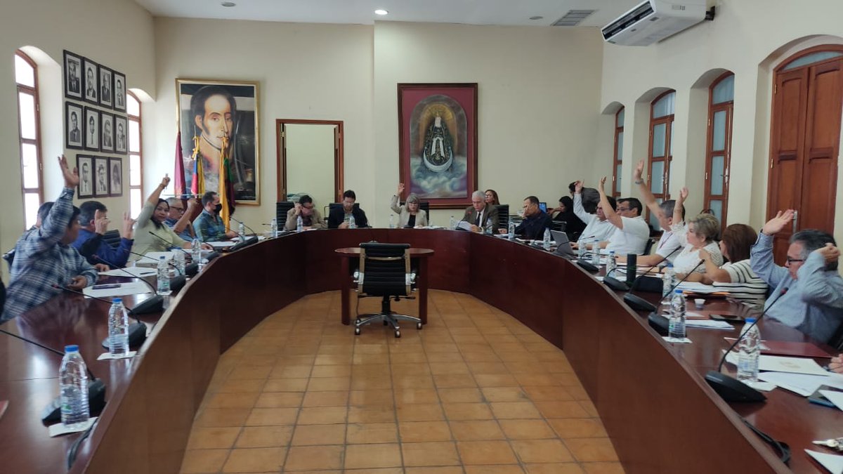 UCarabobo's tweet photo. Consejo Universitario aprobó por mayoría, segunda discusión del Estatuto Transitorio Electoral de la @UCarabobo para elecciones de autoridades, representantes profesorales y estudiantiles, durante la sesión de este viernes #7Jun. https://t.co/hjquFskwqZ