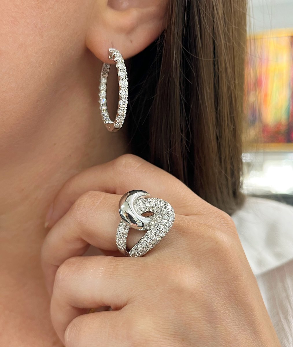 Diamonds with every twist! What do you think of this combo?

#diamondjewelry #Diamonds #hoops #fashionring #style #fashion #diamondhoops #giftideas #earrings #rings #FridayFeeling