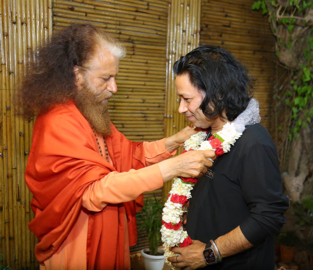 PujyaSwamiji's tweet photo. Birthday wishes for our Beloved and Divine Padamshri @Kailashkher ji - proud of the light &amp; inspiration he is bringing to the world through his music and his work 🌎✨🙏❤️ https://t.co/I9rzD2uKSo