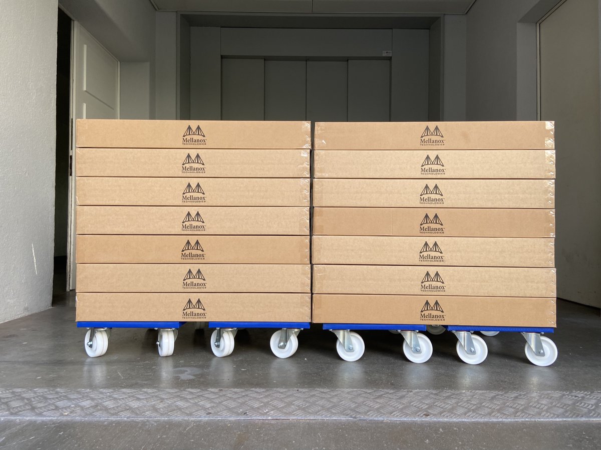 cloudscale_ch's tweet image. Die erste Charge unserer Netzwerkgeräte der nächsten Generation ist soeben eingetroffen. 🎉 #Mellanox #CumulusLinux