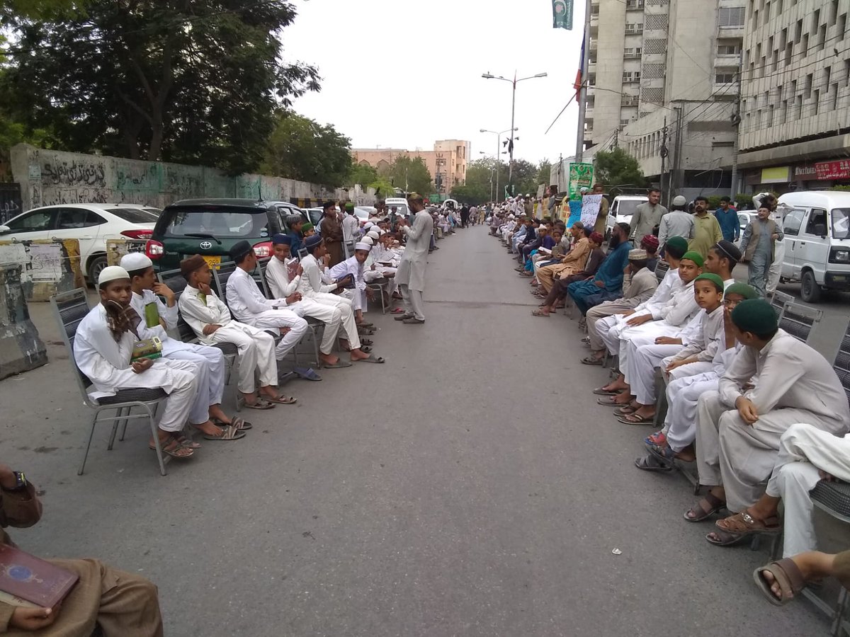 دشمنان قرآن کو محافظین قرآن کا جواب فدائیان ختم نبوّت کے جھنڈے تلے کراچی پریس کلب پر سینکڑوں حفاظ کرام کا تلاوتِ قرآن اجتماع
#تحفظِ_قرآن_ہمارا_ایمان
