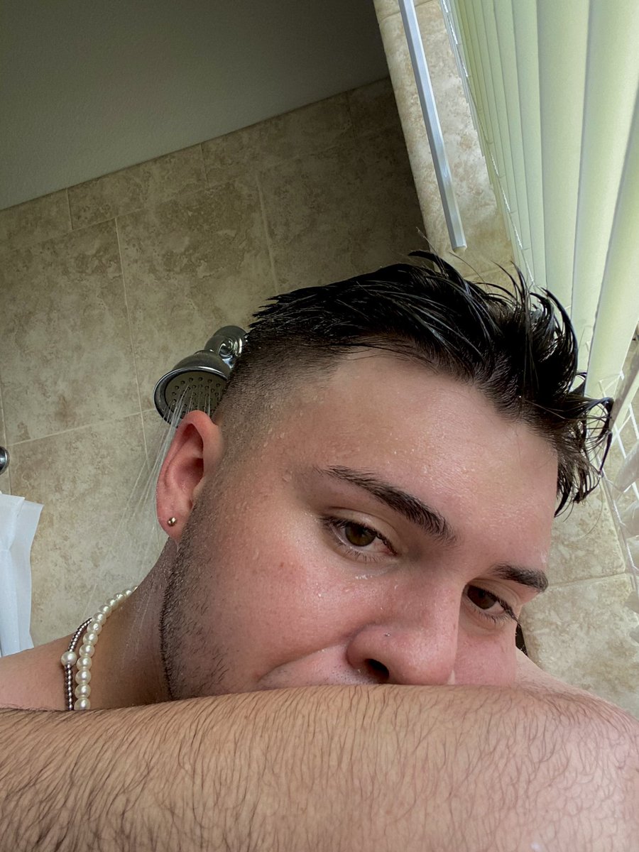 klondrez's tweet photo. hoy el dia se prestar pa escuchar D.C.P.W. 🏖 ☀️ 

https://t.co/FgtnEDSf8M https://t.co/F0bRE1Nyi3
