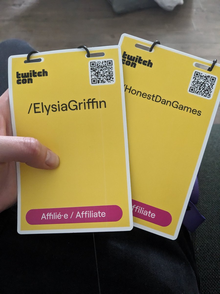 It is toasty and my knee hurts from taking a misstep on the stairs at the train station but we hereee

Now to find gluten free goodies in Paris 🤣🥐