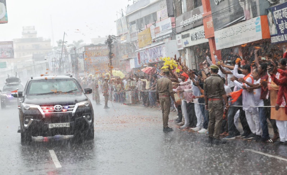 BJP4UP's tweet photo. बारिश पर भारी प्रेम!

प्रधानमंत्री श्री @narendramodi के गोरखपुर आगमन पर स्वागत और अभिनन्दन के लिए बारिश में भीगते रहे लोग

#VikasBhiVirasatBhi https://t.co/fEvOn9Rr8p