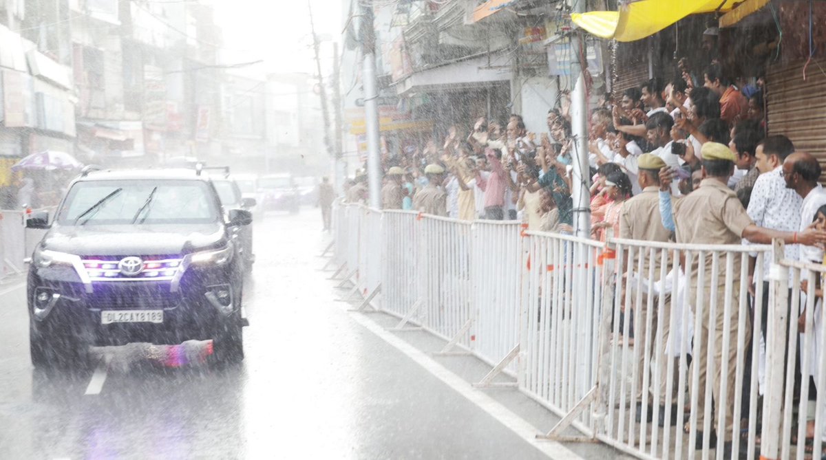 BJP4UP's tweet photo. बारिश पर भारी प्रेम!

प्रधानमंत्री श्री @narendramodi के गोरखपुर आगमन पर स्वागत और अभिनन्दन के लिए बारिश में भीगते रहे लोग

#VikasBhiVirasatBhi https://t.co/fEvOn9Rr8p
