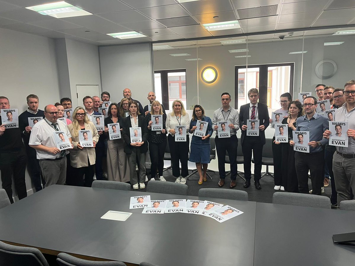 ScottishSun's tweet photo. It's 100 days since Wall Street Journal reporter Evan Gershkovich was wrongfully detained by Russia and falsely accused of espionage.

He needs to be released immediately.   

#IStandWithEvan 
#FreeEvan

https://t.co/x75b3ghXhS https://t.co/i3NgHp64hD