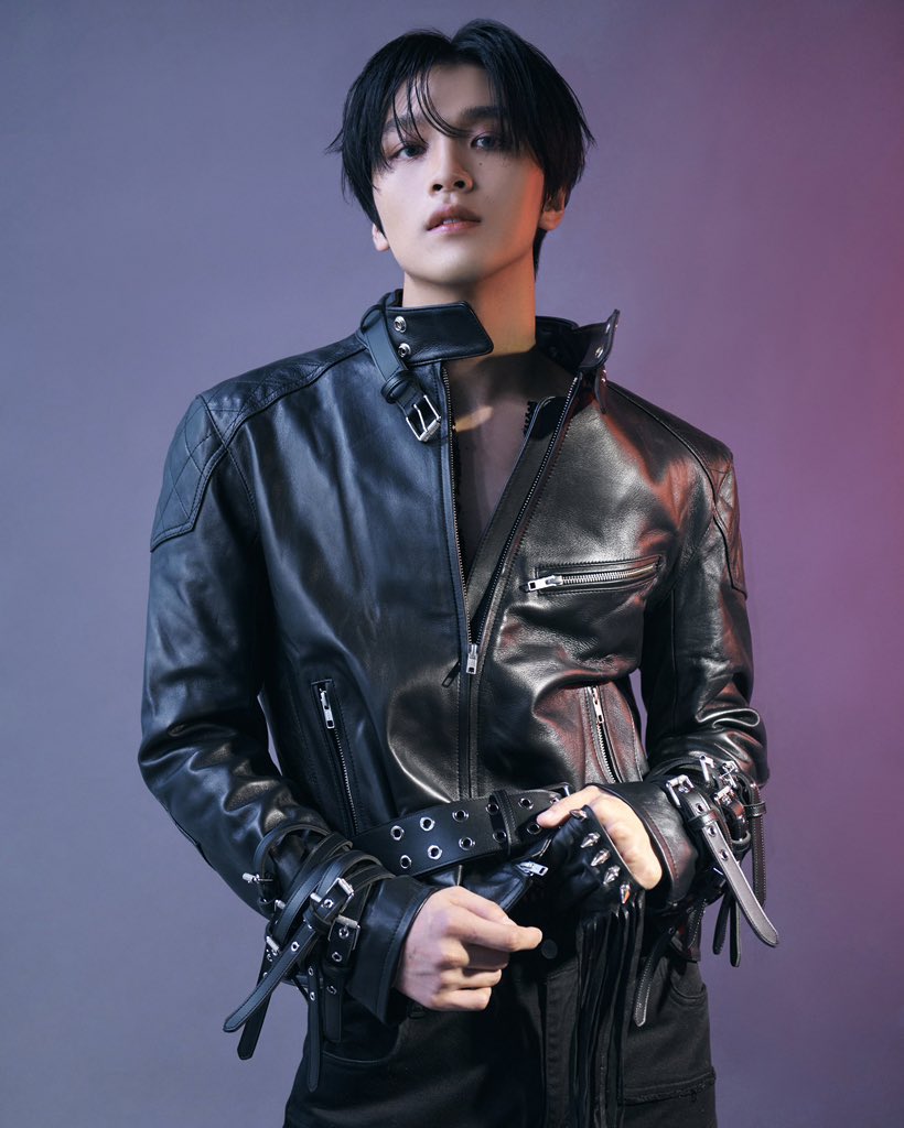 지금 이너 없이 자켓만 입은거임..?