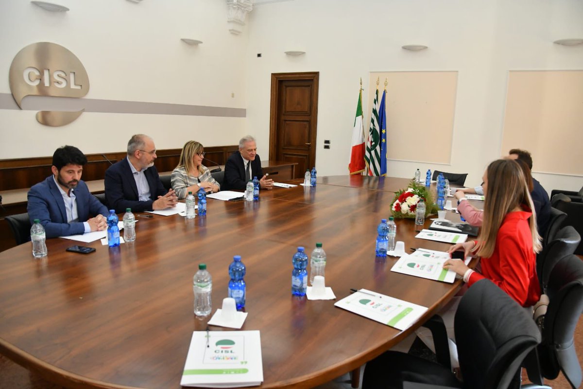 CislNazionale's tweet photo. L’incontro oggi a Roma presso la sede nazionale della Cisl tra la segretaria confederale organizzativa #DanielaFumarola e la leader dissidente bielorussa Svetlana Tichanóvskaja, da sempre impegnata per la libertà e la democrazia nel suo Paese. https://t.co/lT6mMtpIH6