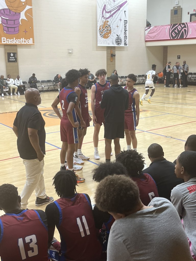 PointForwardPro's tweet image. Coach Westbrook locked in #PeachJam