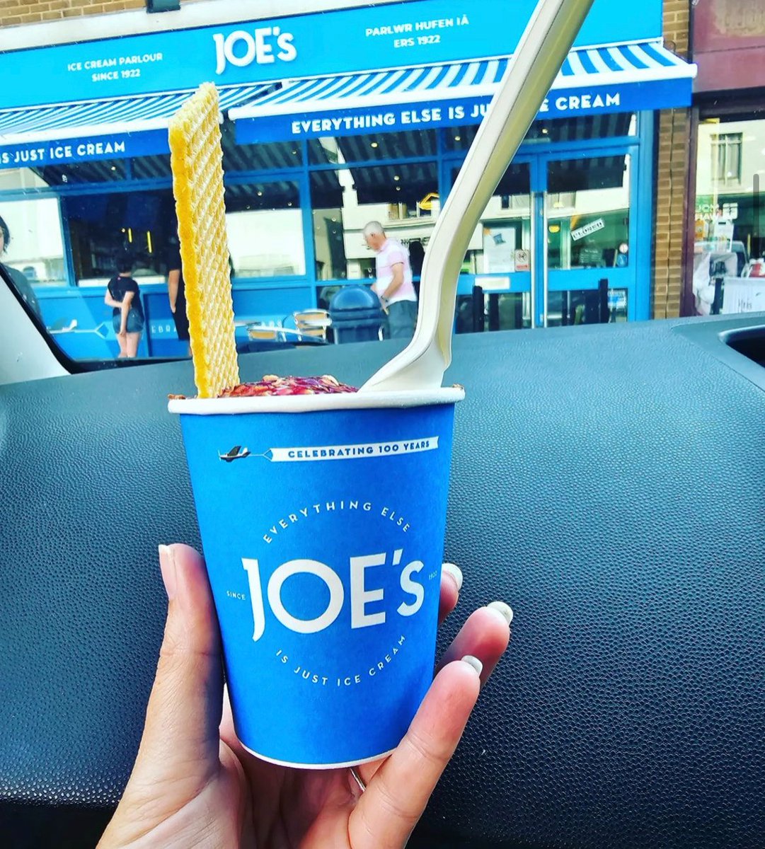 Life is better with a Joe's 🍦☀️
Fresh Vanilla, Nuts and Raspberry sauce with a flake💙