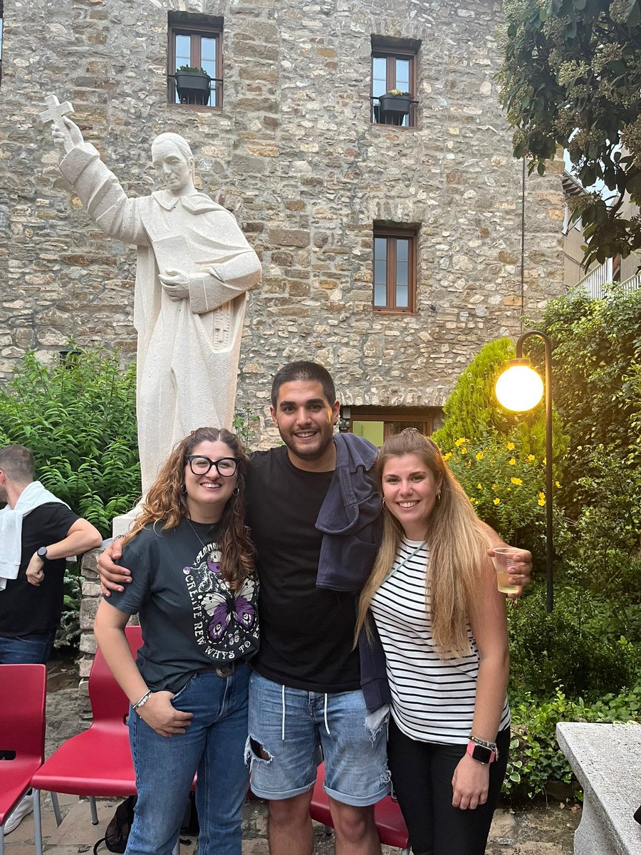 FEDACSantVicenc's tweet photo. La Marta, el Manel i la Júlia,educadors de la nostra escola, han anat a #Gombrèn, a la casa del #PareColl per acabar la #formació d' #aCOLLida.
@EscolesFEDAC https://t.co/GsVBAybEao