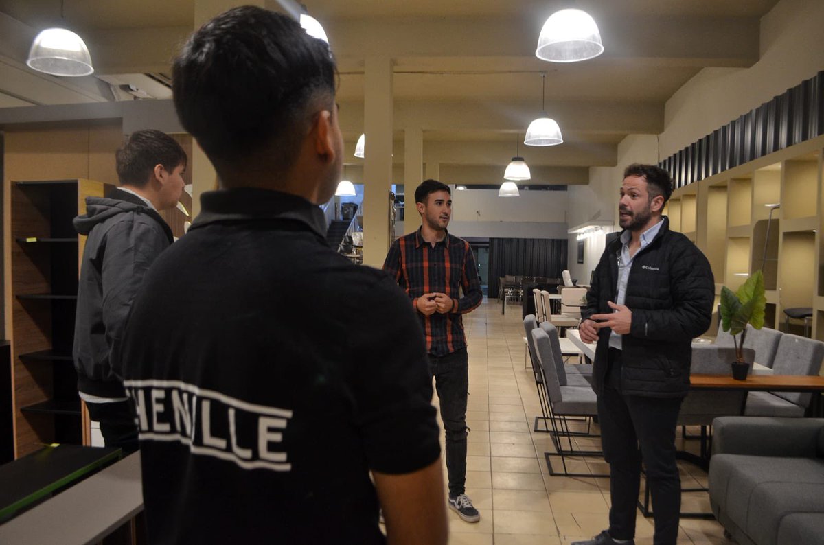 GonzaloBecerraD's tweet photo. El trabajo dignifica y hace crecer a nuestra provincia 👨🏻‍💼👩‍💼

Hoy visitamos una mueblería donde logramos incluir a nuestr@s jóvenes trabajadores que con su esfuerzo fortalecemos la cultura del trabajo ❤️ 🇦🇷 #EmpleoJoven 🚀
@QuintelaRicardo https://t.co/9oKucB6EQX