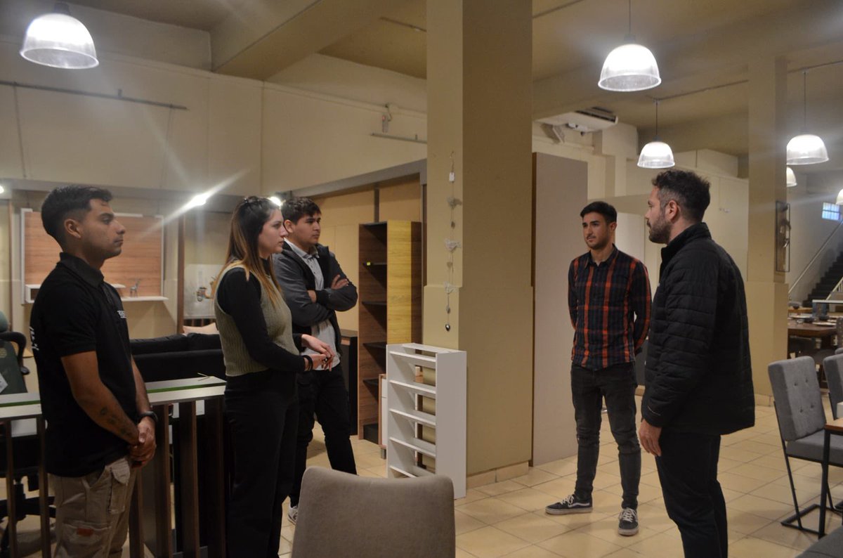 GonzaloBecerraD's tweet photo. El trabajo dignifica y hace crecer a nuestra provincia 👨🏻‍💼👩‍💼

Hoy visitamos una mueblería donde logramos incluir a nuestr@s jóvenes trabajadores que con su esfuerzo fortalecemos la cultura del trabajo ❤️ 🇦🇷 #EmpleoJoven 🚀
@QuintelaRicardo https://t.co/9oKucB6EQX