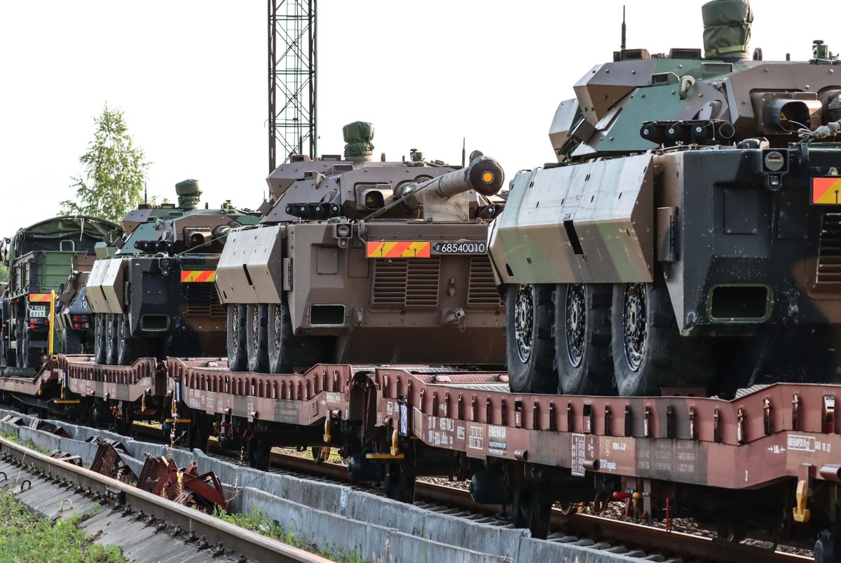 On the eve of the #NATOSummit, the #BLAUENEXPRESS exercise in Rukla🇱🇹 will showcase force deployment processes and increase interoperability among Allies.
Armored vehicles from 🇩🇪🇱🇹🇫🇷, under 🇩🇪 command, are rolling out & getting ready for 10 days of intense training.
#WeAreNATO