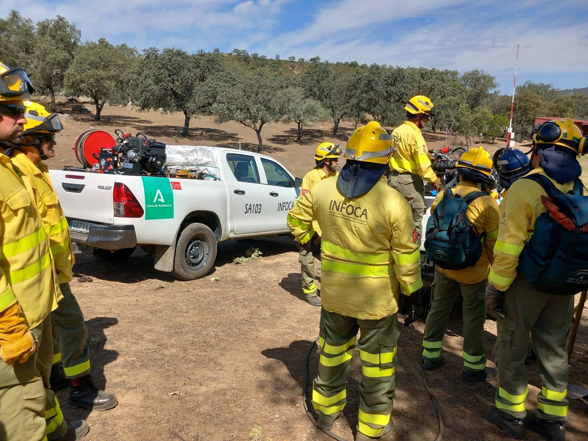 Plan_INFOCA's tweet photo. #EQUIPO_INFOCA | Generalmente, los integrantes de los grupos de apoyo vienen a los #CEDEFOS y reciben formación sobre seguridad en #Extinción. Pero hoy, han sido ellos mismos, quienes nos han explicado cómo funcionan las motobombas que tienen montadas en sus pickup. 👍🏻 https://t.co/K4JYWZ7pg0