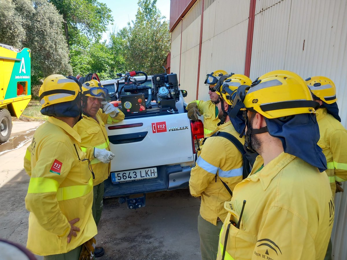 Plan_INFOCA's tweet photo. #EQUIPO_INFOCA | Generalmente, los integrantes de los grupos de apoyo vienen a los #CEDEFOS y reciben formación sobre seguridad en #Extinción. Pero hoy, han sido ellos mismos, quienes nos han explicado cómo funcionan las motobombas que tienen montadas en sus pickup. 👍🏻 https://t.co/K4JYWZ7pg0